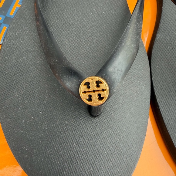 Floor sample Tory Burch Black Logo Flip Flops - Picture 2 of 10